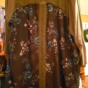 Avenue 26/28 olive crochet back shark bite top